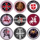 Conjunto de broches e escudo medieval da Cruz dos Cavaleiros Templários