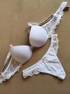 Conjunto de calcinha e sutiã branco de renda