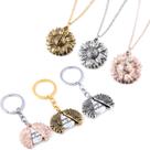 Conjunto de colar e chaveiro com abertura de girassol, flor gravada