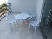 Conjunto de Mesa Para Jardim Viena Com Namoradeira e Mesa Alta em Alumínio Fundido Unifer Móveis