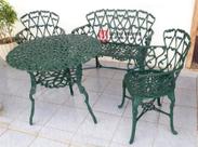 Conjunto de Mesa Para Jardim Viena Com Namoradeira e Mesa Alta Verde Fosco em Alumínio Fundido Unifer Móveis