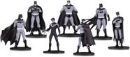 Conjunto de minibonecos DC Collectibles Batman em preto e branco, pacote com 7