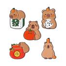 Conjunto De Pins De Esmalte Com Desenhos Animados Fofos De Anime, Capivara, Gato Preto, Dados,
