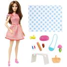 Conjunto de piquenique Barbie Parisian Pink Passport com boneca morena