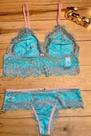 Conjunto de renda detalhado, com fita