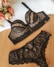 Conjunto de sutiã com bojo e calcinha com tule e poá.