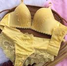 Conjunto de sutiã e calcinha amarelo bebê rendado