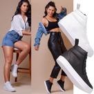 Conjunto de Tenis femininos estilo esporte em branco e preto para uma combinação versátil e cheia de atitude.