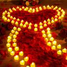 Conjunto de velas com luzes de chá LED de pétalas de rosa e coração artificiais