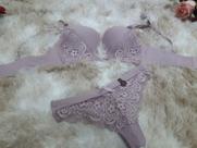 Conjunto decote profundo.