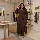 Conjunto Duo Elegance Maxi Vestido com Botões Calça Slim Plus Size Conjunto Duo Elegance Maxi Vestido com Botões Calça Slim Plus Size