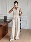 Conjunto elegante de regata sem mangas e calça pantalona off-white para mulheres