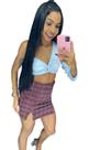 Conjunto Feminino composto por saia de xadrez e cropped azul claro.