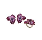 Conjunto flor esmaltada em tons de rosa banhado a ouro