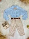 Conjunto Infantil Camisa Azul e Calça Bege com Cinto e Gravatinha Borboleta