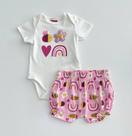 Conjunto Infantil Feminino Kyly Body Branco Estampa Abelha Arco-Íris com Shorts Rosa Confortável Conjunto Infantil Feminino Kyly Body Branco Estampa Abelha Arco-Íris com Shorts Rosa Confortável