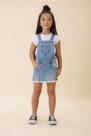 Conjunto jardineira jeans e blusa branca