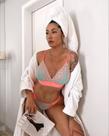 Conjunto Lingerie Olivia Sem Bojo Sem Aro em Renda Exclusiva com Detalhes Bordados em Neon Sutiã Nude e Calcinha Semi Fio em Tira Larga Lateral