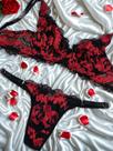 Conjunto Lingerie Renda Sutiã com aro e Calcinha Fio preto com vermelho