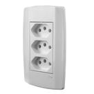 Conjunto Monobloco Espelho 4x2 com 3 Tomadas 10A 250V~ Linha Slim Branca Ilumi Ref.: 80123 Conjunto Monobloco Espelho 4x2 com 3 Tomadas 10A 250V~ Linha Slim Branca Ilumi Ref.: 80123