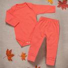 Conjunto para Bebê Cor Neutra Salmão em Suedine Básico 0-12M Conjunto para Bebê Cor Neutra Salmão em Suedine Básico 0-12M