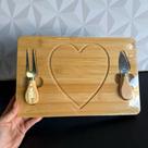 Conjunto para queijo e frios de bambu com espátula e faca de inox de coração tábua madeira