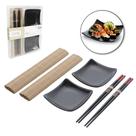 Conjunto para Sushi com 2 Pratos, Molheiras de Porcelana, 2 Esteiras e 2 Pares de Hashi/Palitos de Bambu Sendai.