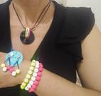 Conjunto preto com bolas neon