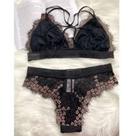 Conjunto preto de renda detalhado
