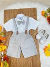 Conjunto Social Camisa Branca com Short, Gravata e Suspensório Cinza para Festas e Casamentos