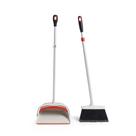 Conjunto Sweep OXO Good Grips Large com vassoura extensível de 2,1 a 3,6 m