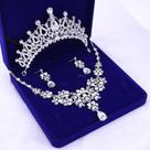 Conjunto tiara cor prata com brincos e colar tamanho médio
