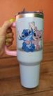Copo Térmico Stitch e Angel Camada Dupla Inox Alça Tampa E Canudo 12h Frio