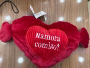 Coração de Pelúcia Bordado Namora Comigo Coração de Pelúcia Bordado Namora Comigo