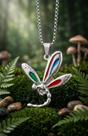 Cordão com Pingente Libélula Colorida em Aço Inox