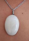 Cordão de aço com pedra natural quartzo leitoso