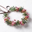 Coroa de flores KorviShow para mulheres e meninas folhas verdes douradas, bandana de flores vermelhas, coroa de cabelo floral renascentista para noivas, maternidade, festa de férias, festival, adereço fotográfico