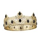 Coroa dourada com gemas pretas, perfeita para reis e rainhas