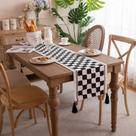 Corredor de mesa em poliéster quadriculado preto e branco 180x35cm Corredor de mesa em poliéster quadriculado preto e branco 180x35cm