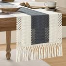 Corredor de mesa ZeeMart estilo macramê bicolor 36x152cm Carvão/Marfim Corredor de mesa ZeeMart estilo macramê bicolor 36x152cm Carvão/Marfim