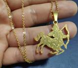 Corrente com pingente Centauro dourado brilhante, flecha amor Corrente com pingente Centauro dourado brilhante, flecha amor