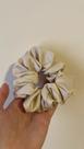 Cream Mini scrunchie de cetim premium Bege Cream Mini scrunchie de cetim premium Bege