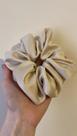 Cream Scrunchie de cetim premium Bege Cream Scrunchie de cetim premium Bege