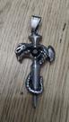 Crucifixo com Serpente em aço inox 2.5 cm x 6.5 cm Crucifixo com Serpente em aço inox 2.5 cm x 6.5 cm