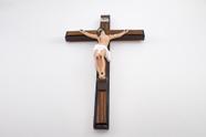 Crucifixo de Parede Madeira e Resina 39 cm