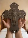 Cruz de São Bento em MDF com Medalha e Oração Enfeite de Parede e Proteção