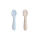 Cucharas para Bebé Mushie Paquete de 2 de Silicona en Azul y Beige