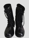 Cuturno militar preto.