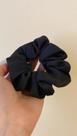 Dark Mini scrunchie de cetim premium Preto Dark Mini scrunchie de cetim premium Preto
