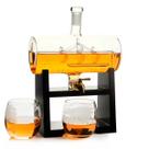 Decanter Whisky Modelo Navegação Base em Madeira e Torneira com Dois Copos